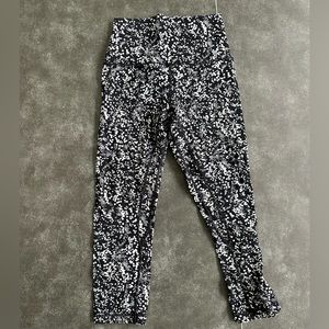 Black and white lululemon leggings size 4